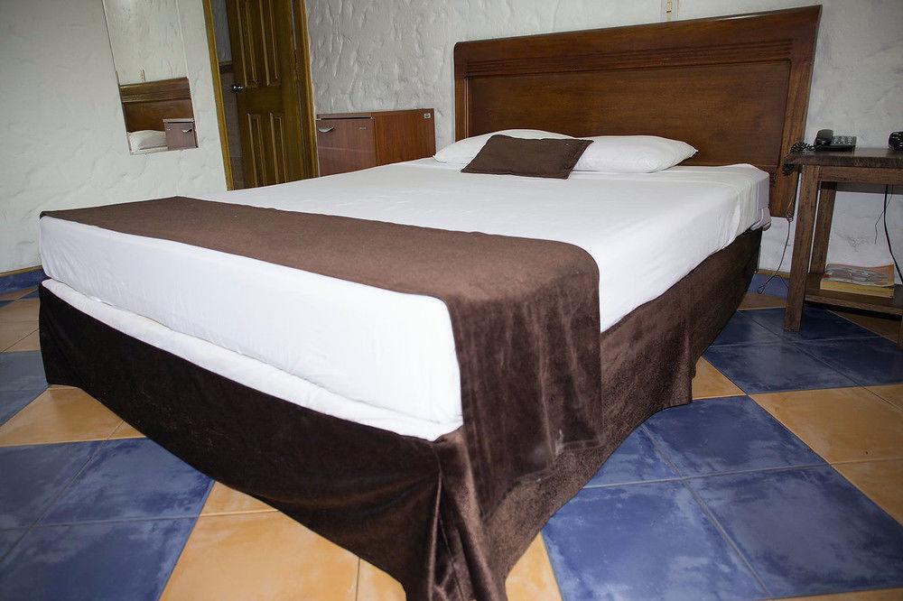 Ayenda 1223 Porton De La 10 Hotel Medellin Bagian luar foto