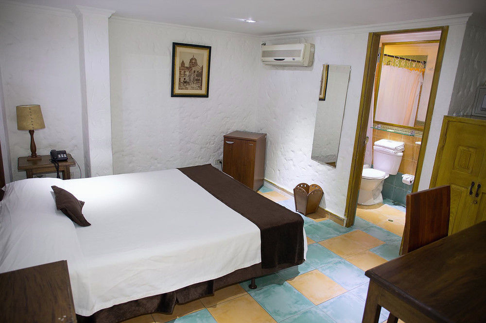 Ayenda 1223 Porton De La 10 Hotel Medellin Bagian luar foto
